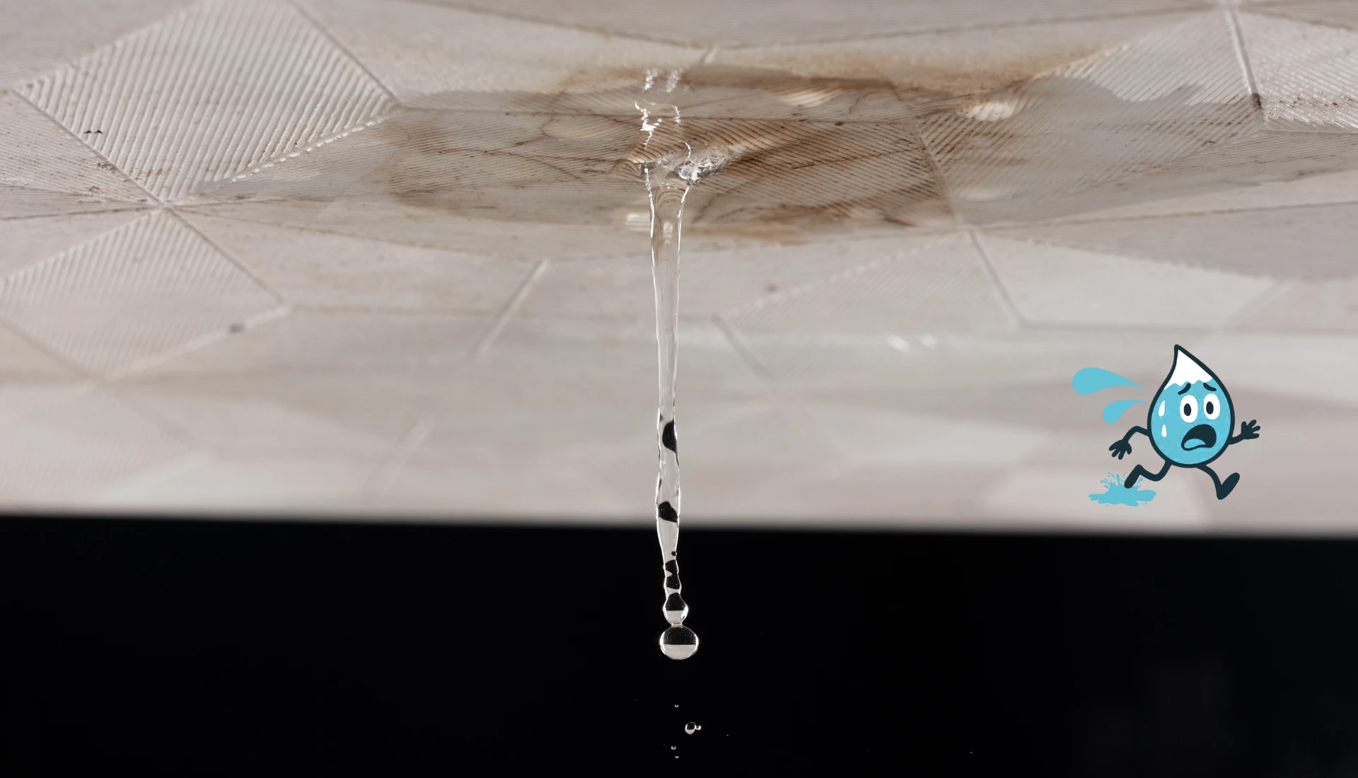 fuite d'eau d'un plafond qui provient de la toiture